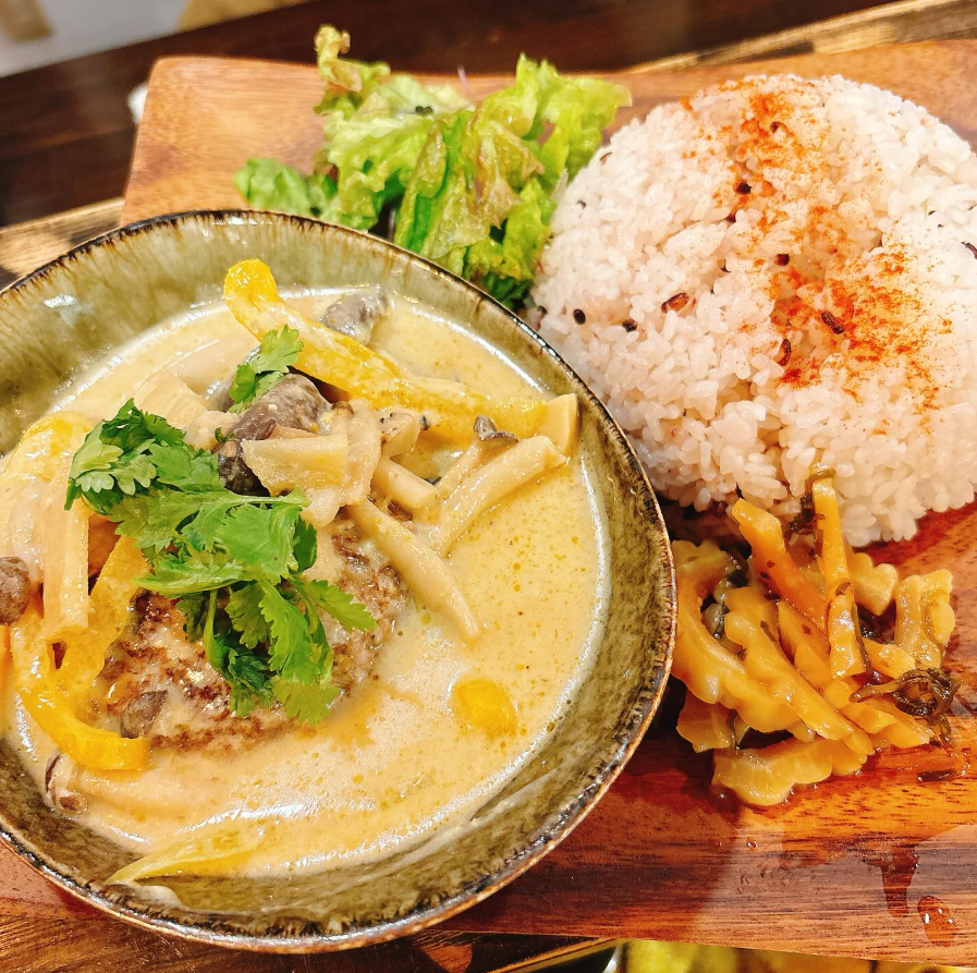きのこ味噌グリーンカレー 煮込みハンバーグ